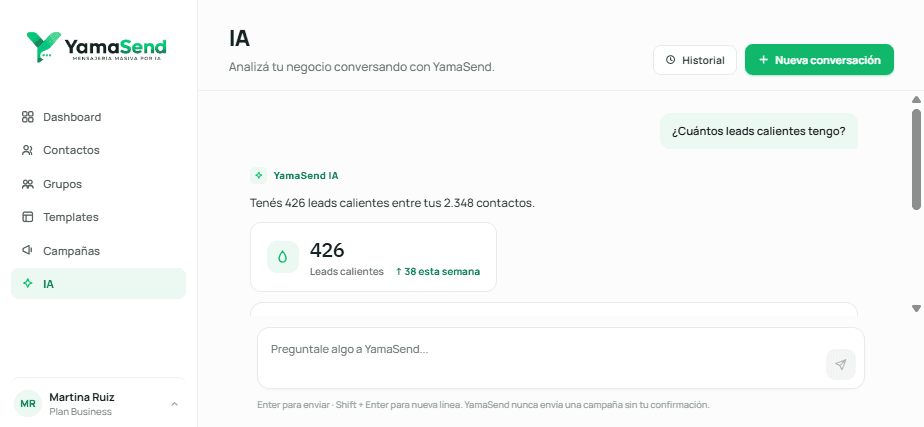 Chat de IA de YamaSend respondiendo una consulta sobre leads calientes
